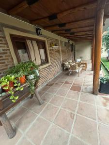 eine Terrasse mit einem Tisch und etwas Gemüse darauf in der Unterkunft El colibrí in Concordia + 5 Fotos