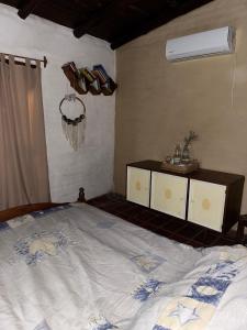 Schlafzimmer mit einem großen Bett, einer Kommode und einem Ventilator in der Unterkunft El colibrí in Concordia