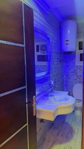 une salle de bain avec un lavabo et des toilettes dans l'établissement فيلا السعادة, au Caire