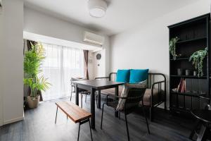 une salle à manger avec une table et des chaises dans l'établissement Namba 2 bedroom apartment, 1 min to Nippombashi, à Osaka 17 autres photos