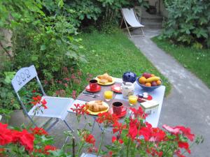 Afbeelding uit fotogalerij van Le Jardin de Cécile et Benoit - Bed and Breakfast in Malakoff