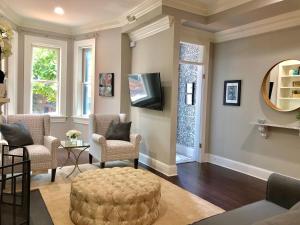 un soggiorno con sedie, tavolo e specchio di Modern Victorian Elegance - 5 Blocks to The US Capitol a Washington