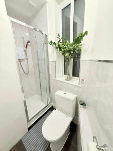 Bilik mandi di Wandsworth Guest Rooms 64
