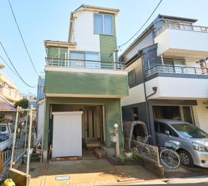 una casa con un coche aparcado delante en JR ChuoLine Aasagaya station 5min,Shinjuku 8min Max15pp 2WC, en Tokio