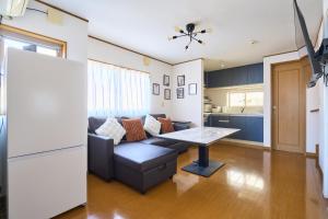 una sala de estar con un sofá y una mesa en JR ChuoLine Aasagaya station 5min,Shinjuku 8min Max15pp 2WC, en Tokio