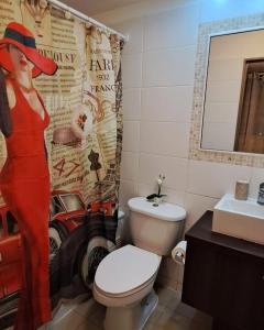ein Badezimmer mit Toilette und Duschvorhang in der Unterkunft Departamento a pasos del Faro in La Serena + 37 Fotos