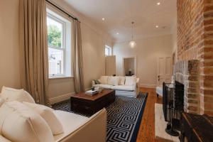 Televisyen dan/atau pusat hiburan di Bonnie Blink - Historic 1874 Home with Bush Views