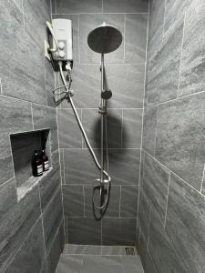 een douche met een douchekop in een badkamer bij Surf House Palawan in San Vicente +14 foto's