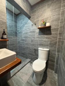 un bagno con un water bianco e un lavandino di Surf House Palawan a San Vicente