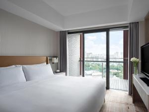 Postel nebo postele na pokoji v ubytování Cordis, Foshan, Lingnan Tiandi - Free Shuttle Bus to Canton Fair