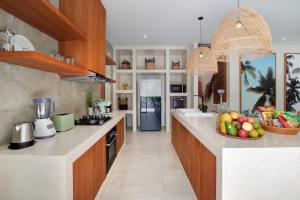 a kitchen with a bowl of fruit on the counter at Villa Sugi Umalas in Canggu