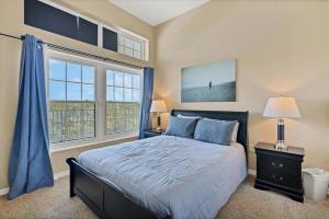a bedroom with a bed and two windows at Waterside Condo - Boca Grande & Manasota Beaches minutes away - January till the 28th is still Available! in Rotonda West +5 photos