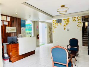 a lobby with two chairs and a desk at Mi Quinta Raíz Loft Apartments in Iquitos