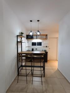 a kitchen with a table and chairs in a room at Lagom Apart 1 in Posadas