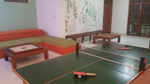 Stolní tenis v ubytování Hitchhike Backpackers nebo okolí