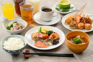 ein Tisch mit Tellern voller Essen und einer Tasse Kaffee in der Unterkunft Hotel Kansai in Osaka
