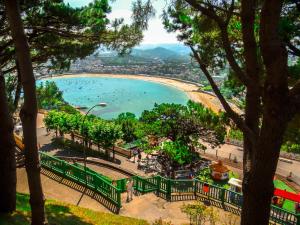 - Vistas a la playa desde la colina en Concha Centro, en San Sebastián