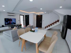 TV a/nebo společenská místnost v ubytování Noden Hotel & Apartment