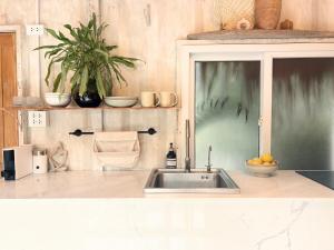 un bancone della cucina con lavandino in cucina di New Eco Bungalow, Bangrak Beach a Nathon Bay Altre 38 foto