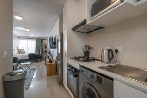 Dapur atau dapur kecil di Executive studio w Aircon DA -The Millennial Umhlanga