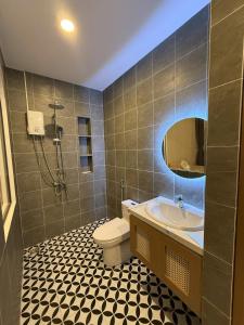 a bathroom with a sink and a toilet and a mirror at K'TY Homestay Phan Thiết in Ấp Bình Hưng +17 photos