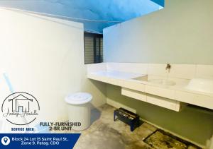 Koupelna v ubytování Amplayo Apartelle 2-BR Unit + 36 fotografií