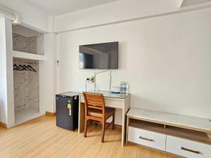 Kuchyň nebo kuchyňský kout v ubytování Crown BTS Nana Hotel