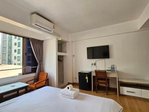 Postel nebo postele na pokoji v ubytování Crown BTS Nana Hotel