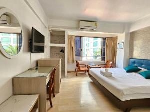 Postel nebo postele na pokoji v ubytování Crown BTS Nana Hotel