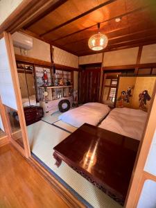 Llit o llits en una habitació de 日式庭院古宅难波直达4房双浴室厕所厨房齐全团队首选可体验和服茶道空中瑜伽交通购物方便bbq可