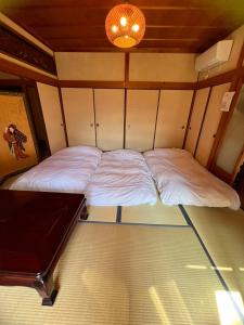 Llit o llits en una habitació de 日式庭院古宅难波直达4房双浴室厕所厨房齐全团队首选可体验和服茶道空中瑜伽交通购物方便bbq可