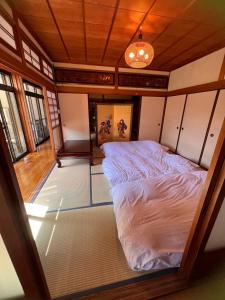 Llit o llits en una habitació de 日式庭院古宅难波直达4房双浴室厕所厨房齐全团队首选可体验和服茶道空中瑜伽交通购物方便bbq可