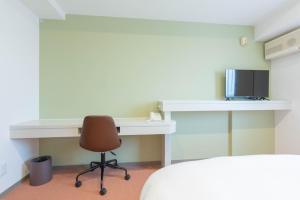 秋田市にあるHotel Alpha Inn Akita - Vacation STAY 67264vのベッドと机と椅子のある寝室