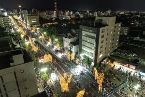 eine Aussicht über eine Stadt in der Nacht mit Lichtern in der Unterkunft Hotel Alpha Inn Akita - Vacation STAY 67286v in Akita
