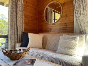 O zonă de relaxare la The Cabin By the Sea - Cosy Waterfront Getaway