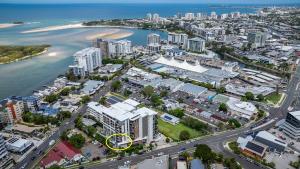 eine Luftansicht auf eine Stadt und das Meer in der Unterkunft Rhythm on the Beach - Maroochydore Central in Maroochydore