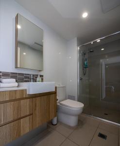 ein Badezimmer mit Waschbecken, Toilette und Dusche in der Unterkunft Rhythm on the Beach - Maroochydore Central in Maroochydore