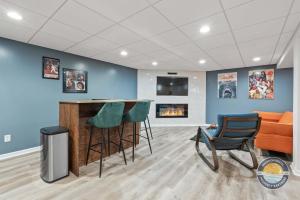 Χώρος καθιστικού στο New Lake Como Retreat with Bar and Pool Table
