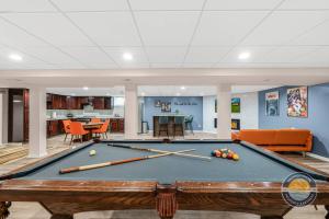 Τραπέζι μπιλιάρδου στο New Lake Como Retreat with Bar and Pool Table