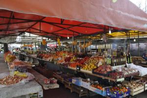 a market with a bunch of fruits and vegetables at Villa Olma in Okrug Gornji