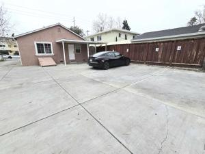 ein Auto, das auf einem Parkplatz vor einem Haus parkt in der Unterkunft Downtown San Jose Priv Entry Priv Bath SJSU and AC in San Jose