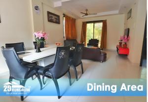 Un comedor con mesa de comedor y sillas. en Casa Greenwood Pure Veg Villa With Common Pool, en Lonavala 16 fotos más