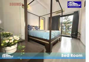 1 dormitorio con 1 cama y 1 dormitorio en Casa Greenwood Pure Veg Villa With Common Pool, en Lonavala