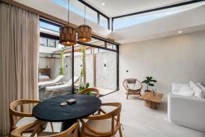 Ένα ή περισσότερα κρεβάτια σε δωμάτιο στο Blue Kai Villa by Alfred in Bali