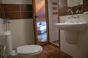 Koupelna v ubytování Prince Cyril Hotel