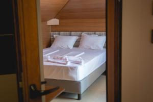 Postel nebo postele na pokoji v ubytování Prince Cyril Hotel