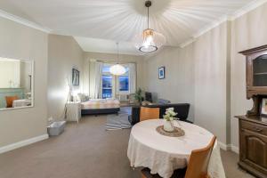 Katil atau katil-katil dalam bilik di French Flair in the Heart of CBD +8 gambar