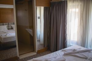 Postel nebo postele na pokoji v ubytování Prince Cyril Hotel