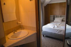 Postel nebo postele na pokoji v ubytování Prince Cyril Hotel