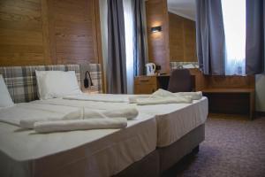 Postel nebo postele na pokoji v ubytování Prince Cyril Hotel